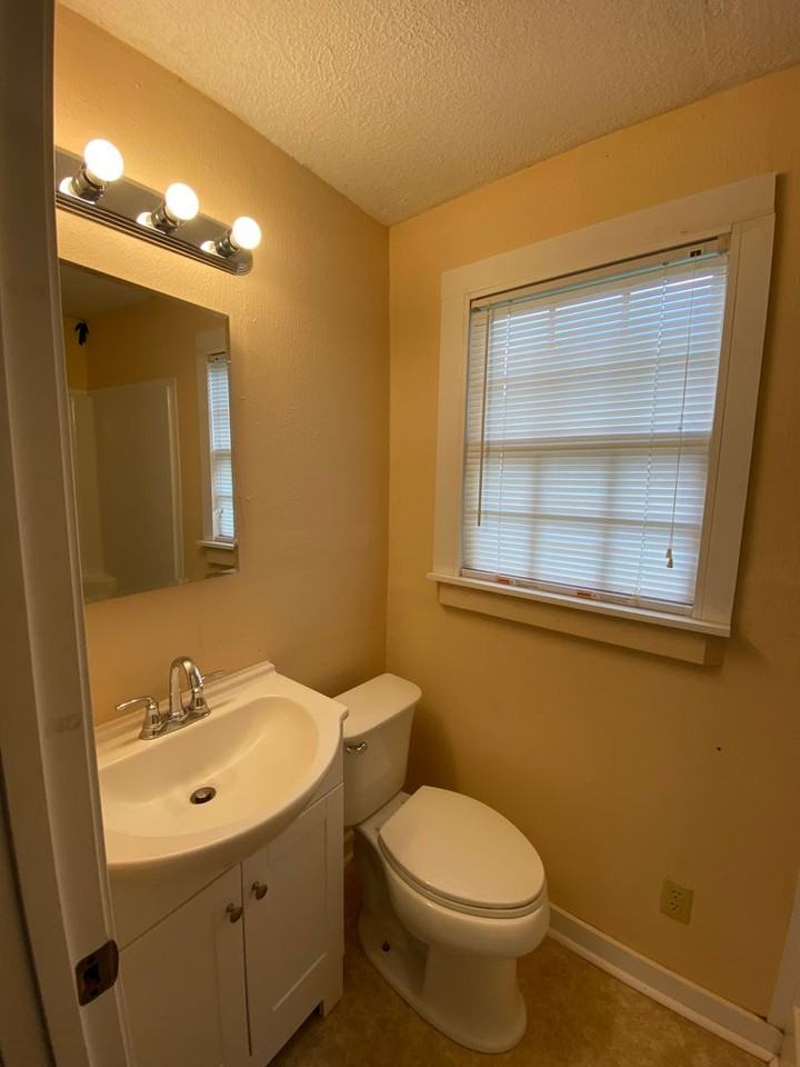 102 Thomas Ave Se - Photo 4 of 7
