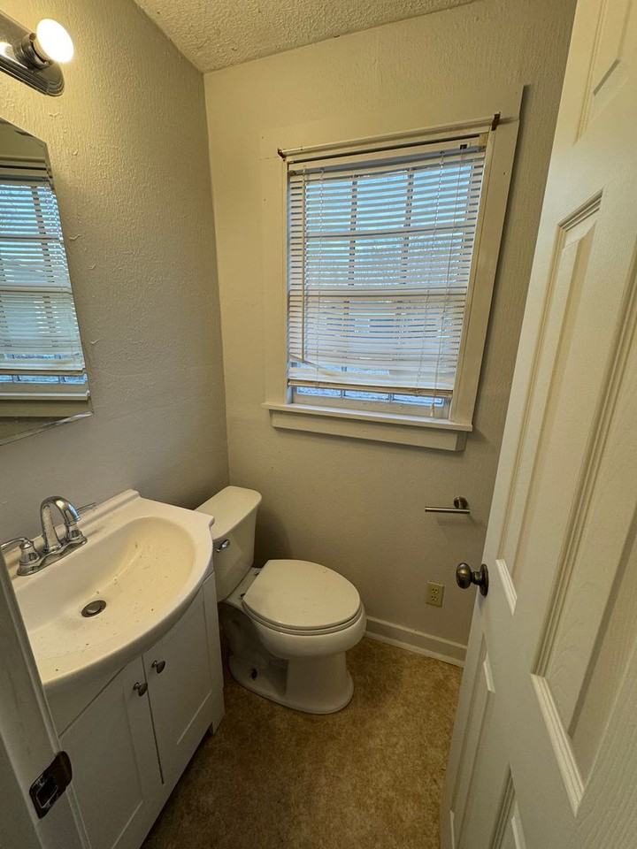 102 Thomas Ave Se - Photo 6 of 7