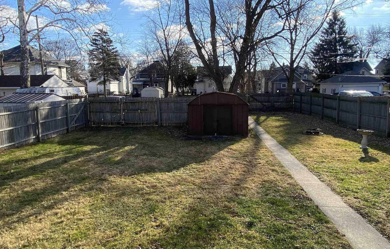 815 Smith St - Photo 3 of 4