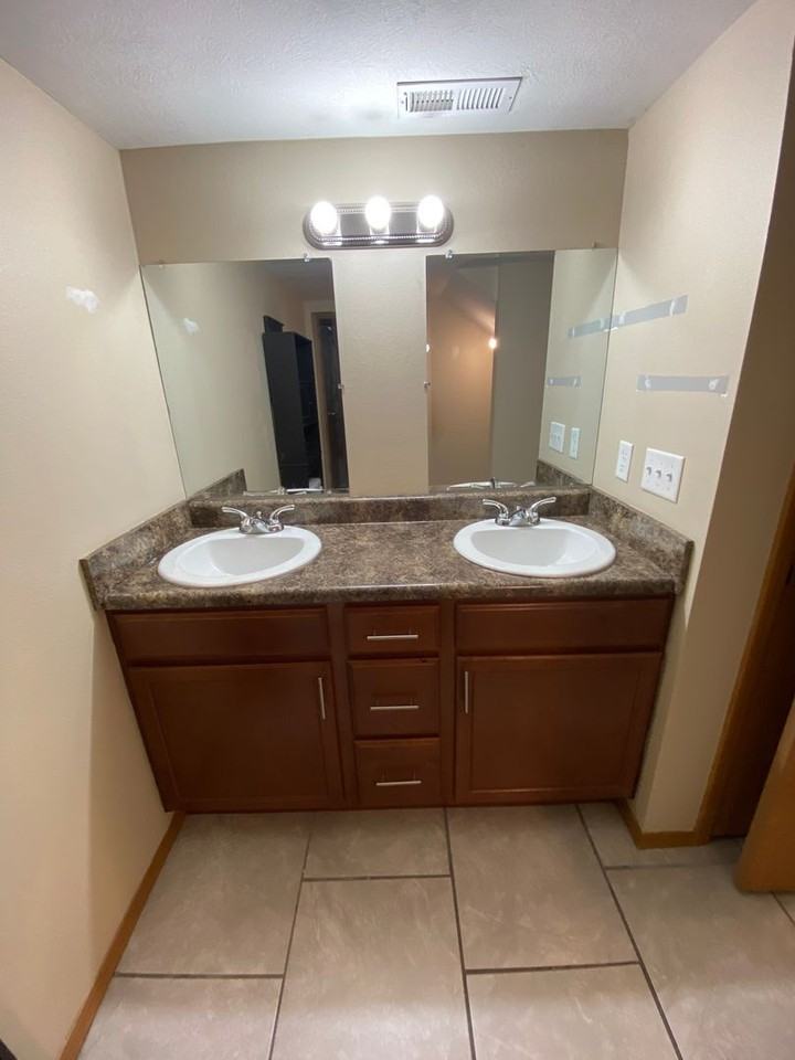 3399 S Hillcrest St - Photo 3 of 10