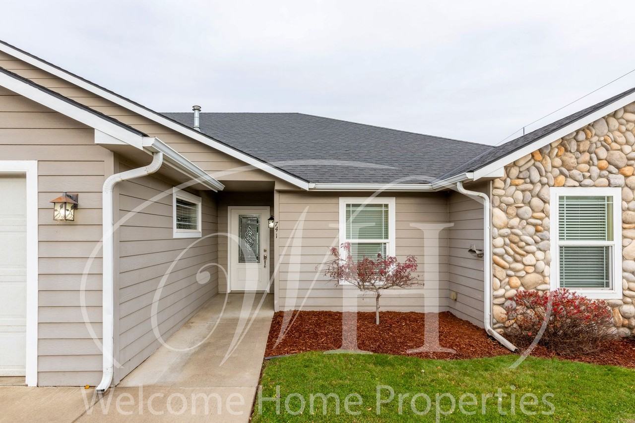 741 Se Magnoni Dr - Photo 4 of 35