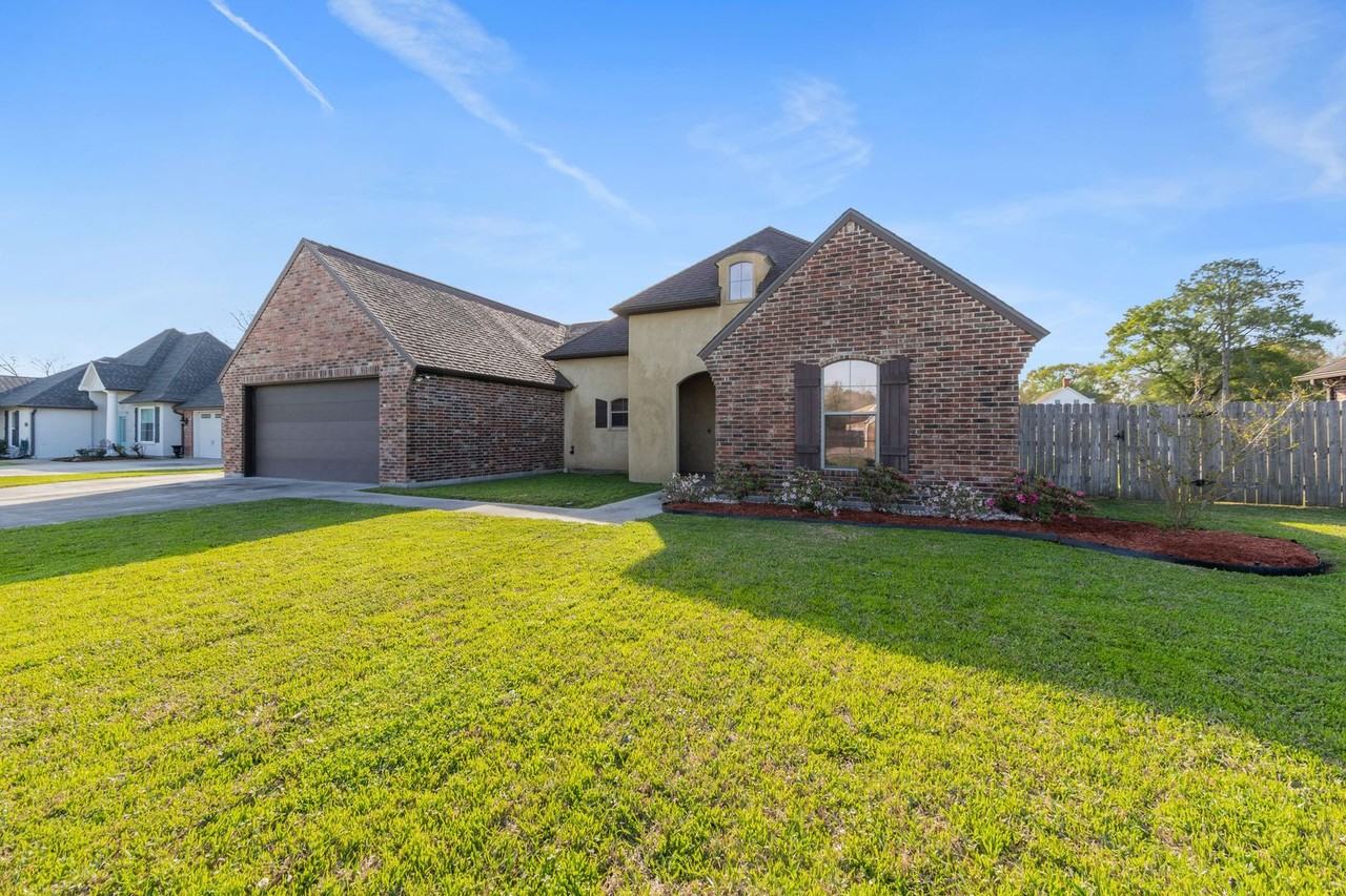 1032 Live Oak Cir - Photo 2 of 35