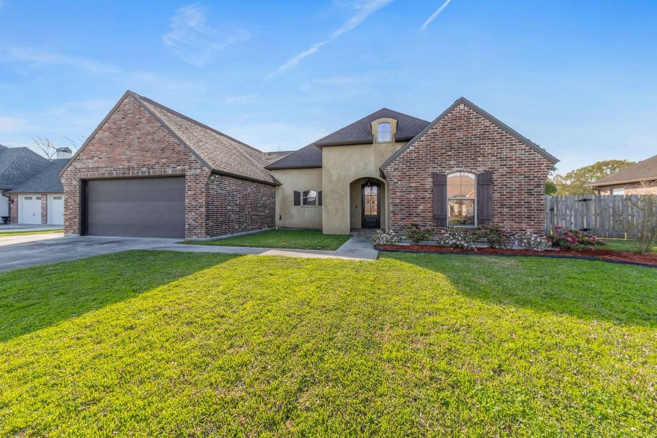 1032 Live Oak Cir - Photo 3 of 35