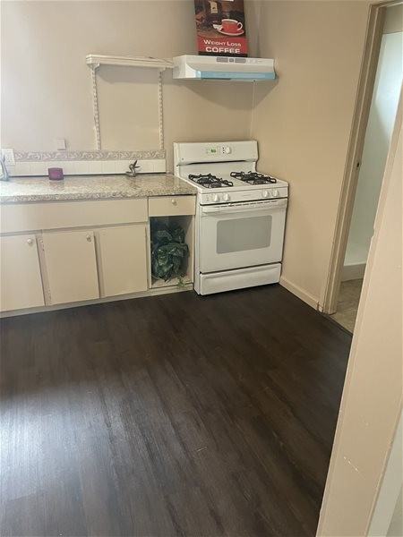 5706 Lindhurst Avenue - Photo 3 of 6