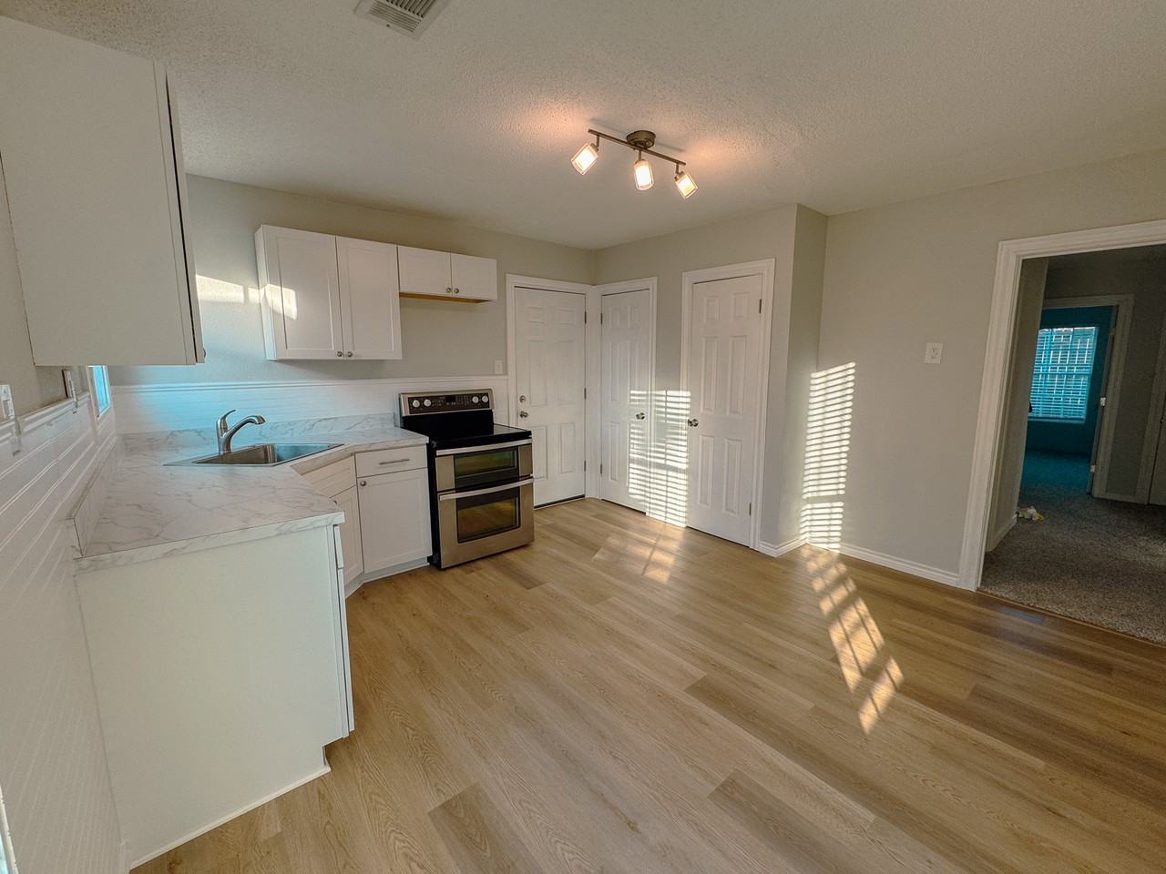 320 W Hudgins St #NA - Photo 4 of 10