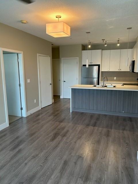 1948 Parallel Two Apartment - Photo 4 of 12