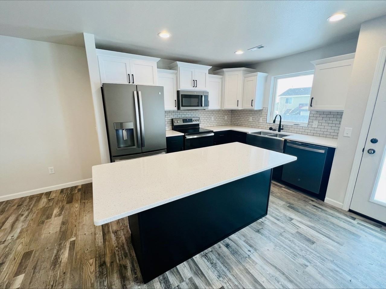 122 Marshall Loop - Photo 2 of 13