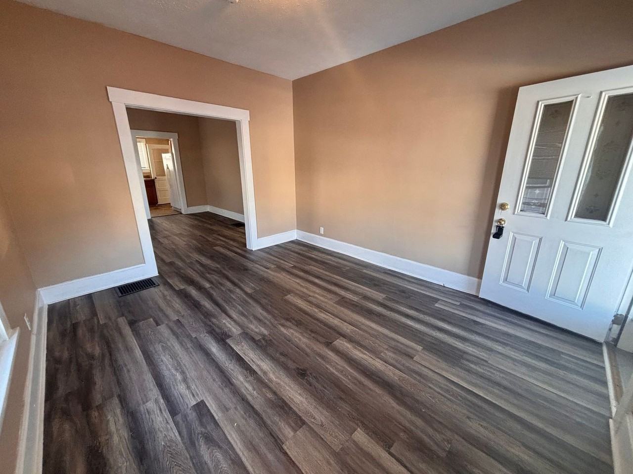 1220 Calumet Ave - Photo 2 of 22