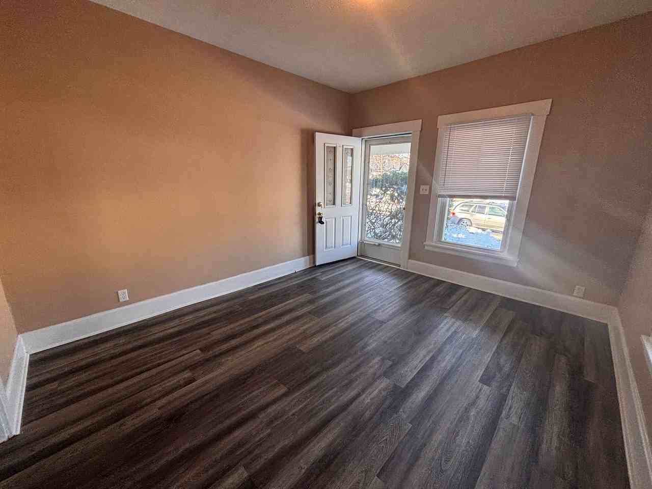 1220 Calumet Ave - Photo 3 of 22