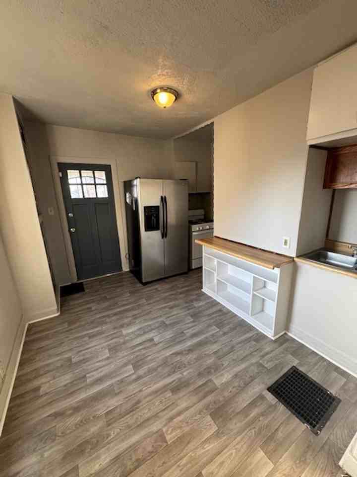 2406 Lynn Ave - Photo 3 of 5