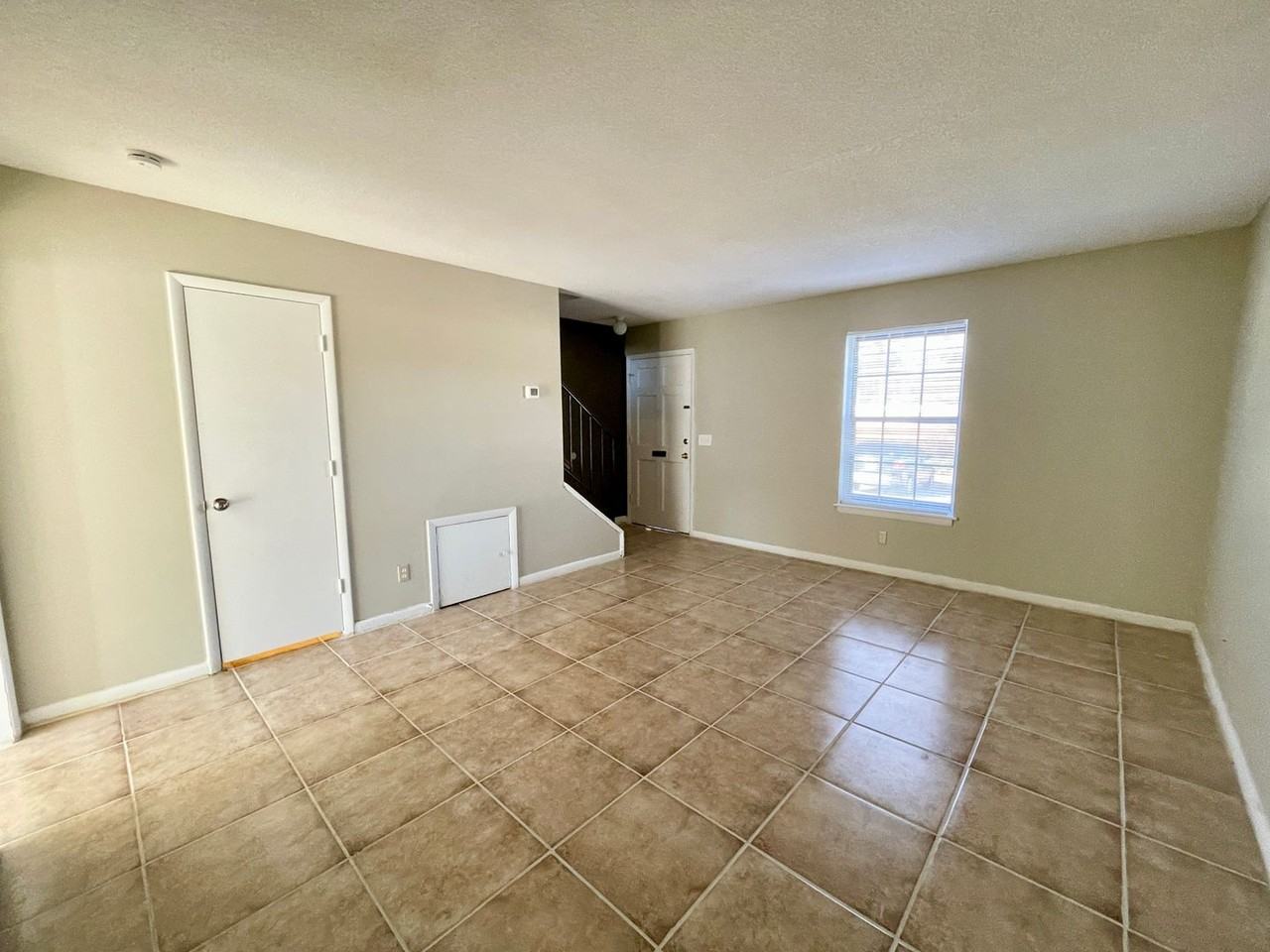 1704 Devonwood Dr - Photo 4 of 18