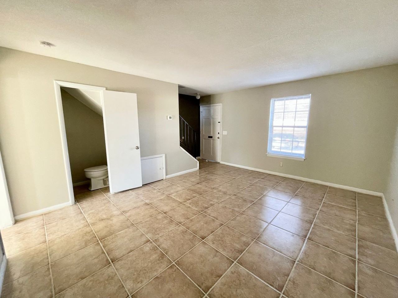 1704 Devonwood Dr - Photo 5 of 18