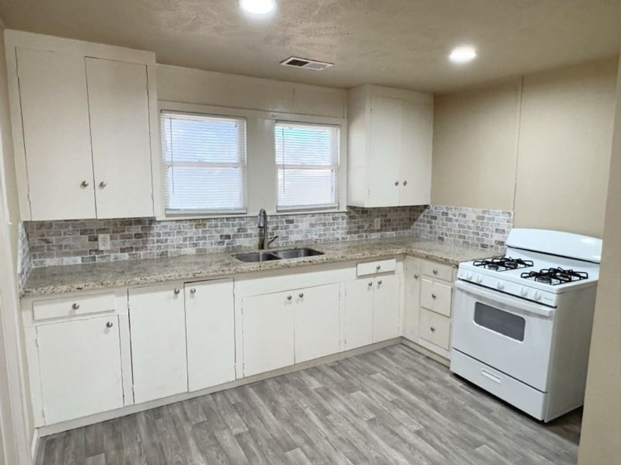 4305 Grandberry Avenue - Photo 3 of 9