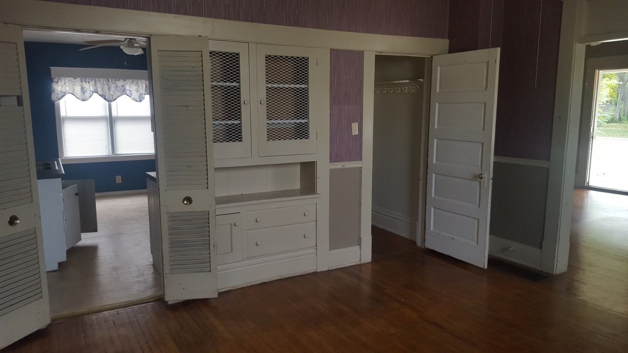 1100 S Dewey Ave - Photo 5 of 13