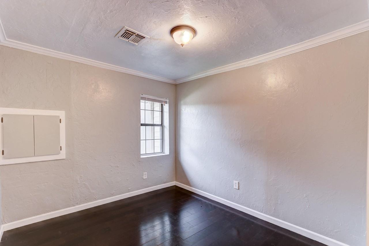 2600 Nw 50th St - Photo 5 of 10