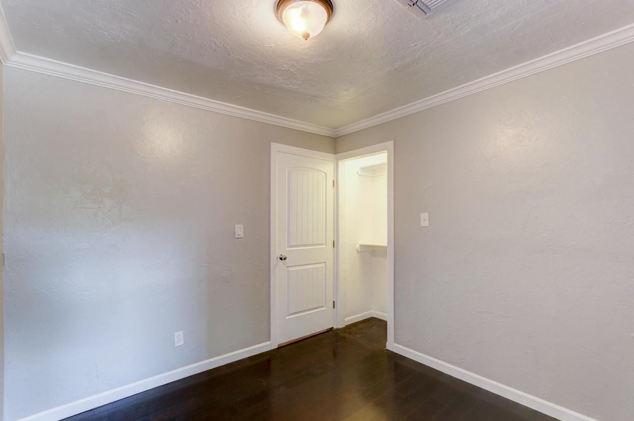 2600 Nw 50th St - Photo 6 of 10