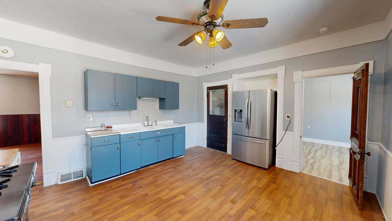 931 E Decker St - Photo 2 of 15