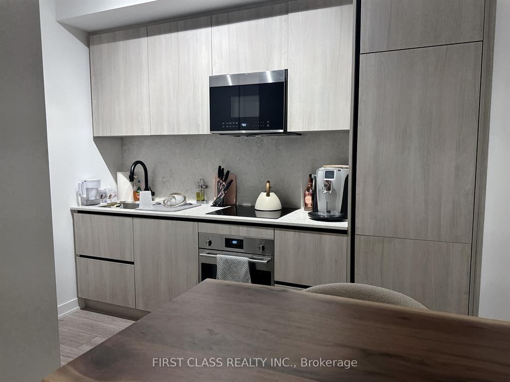 Peter St & Richmond St W #726 - Photo 2 of 8