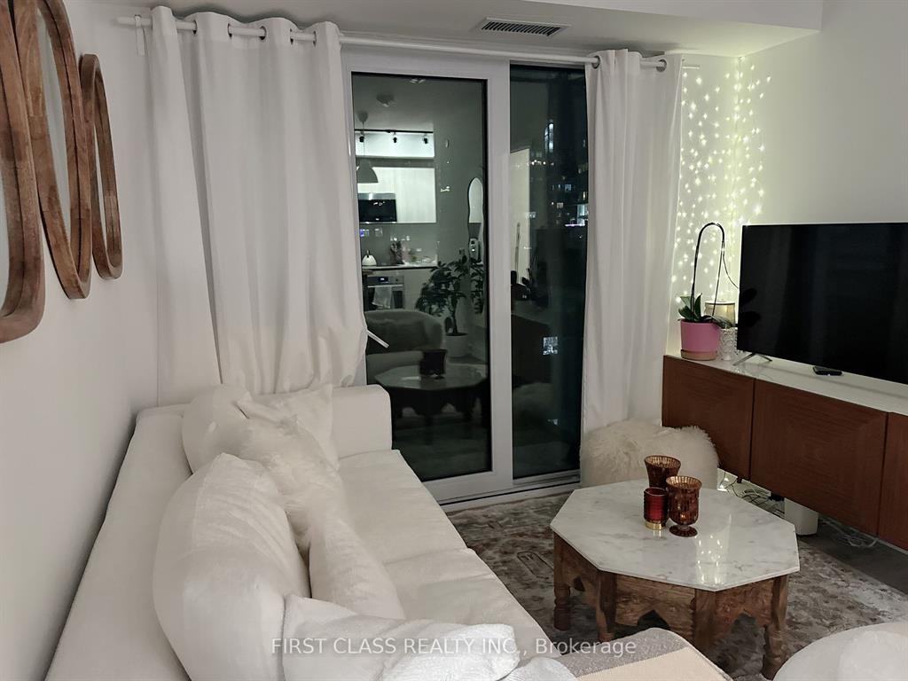 Peter St & Richmond St W #726 - Photo 3 of 8