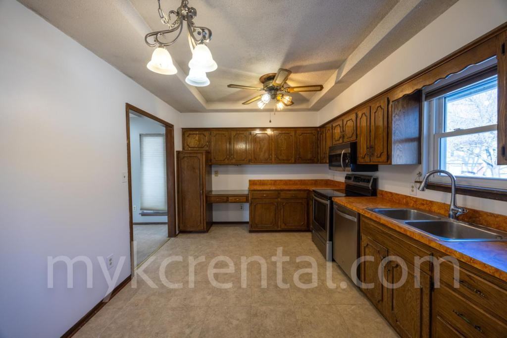 1421 S Apache Ln - Photo 3 of 31