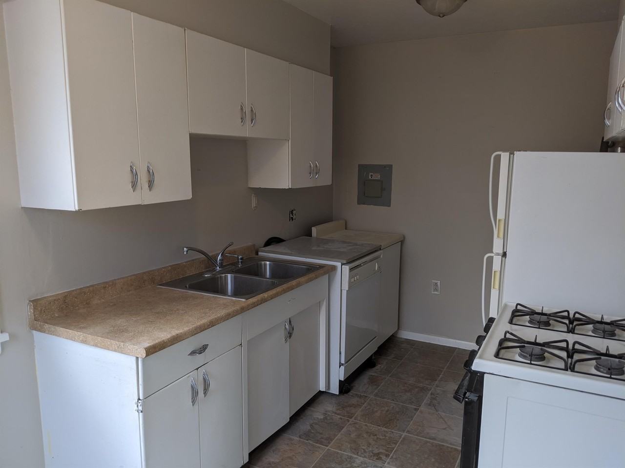 539 N Catherine St - Photo 2 of 16