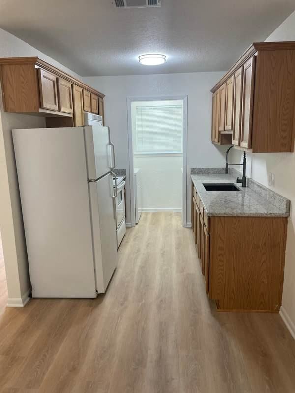 992 W Oak St - Photo 3 of 10