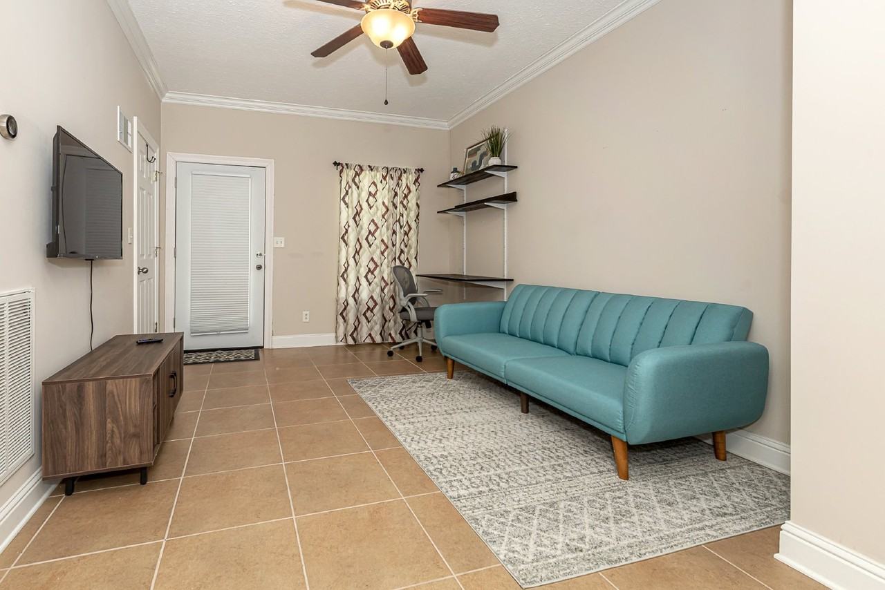 611 Peach St - Photo 2 of 14