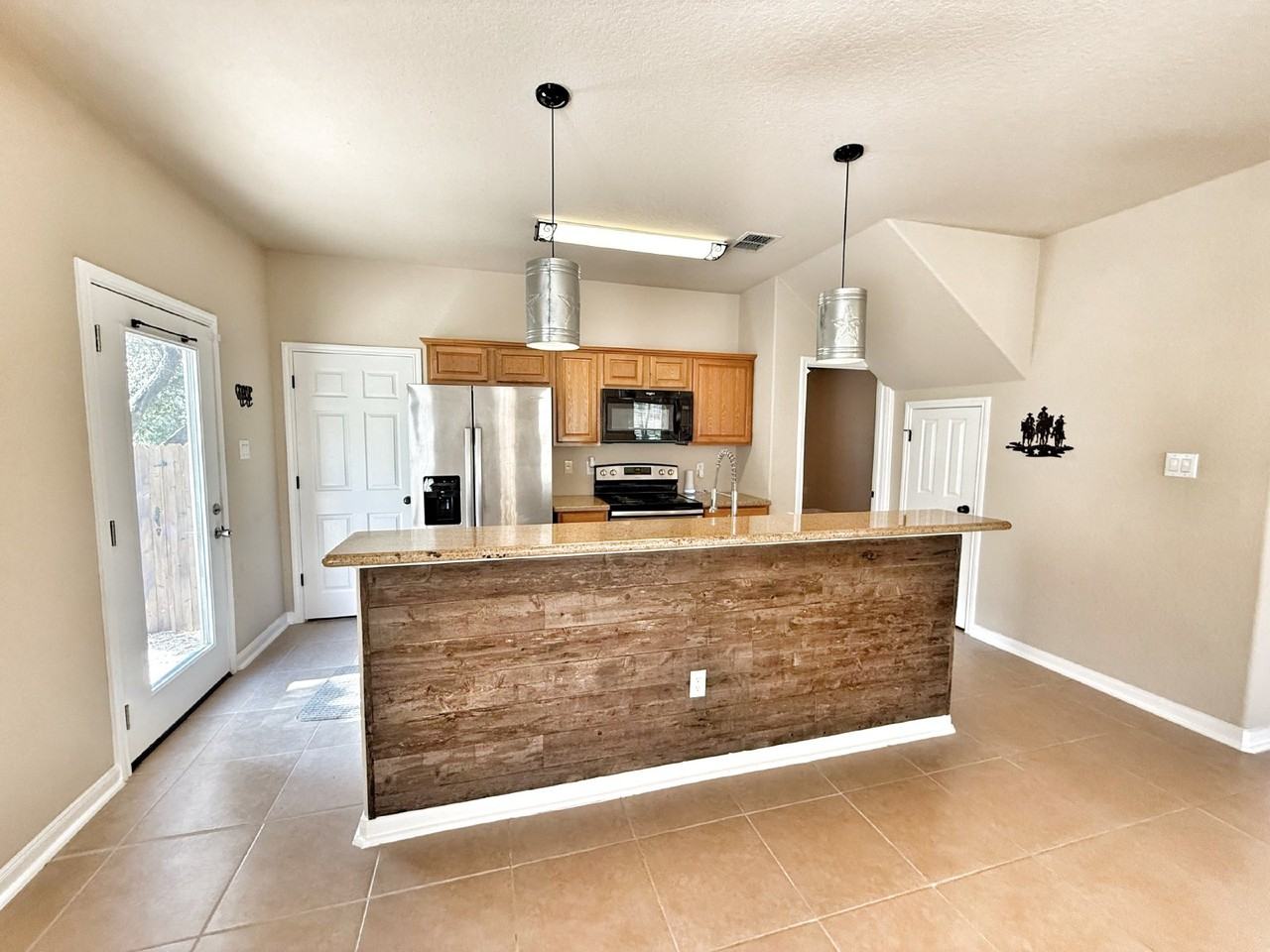 1213 Lakeview Dr - Photo 2 of 32