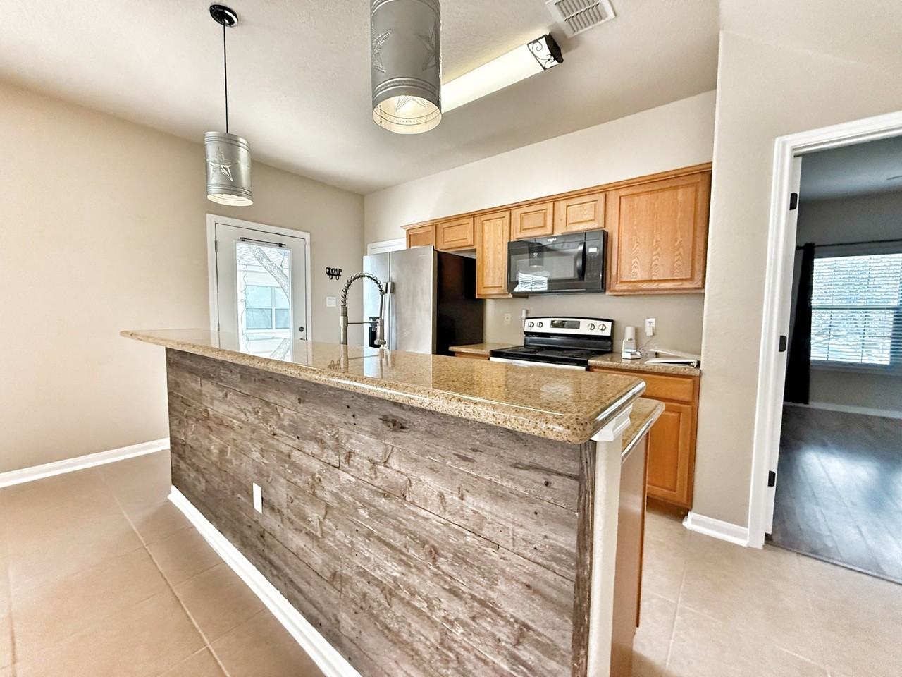 1213 Lakeview Dr - Photo 3 of 32