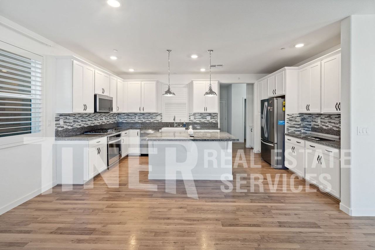 2852 Honey Opal Ave - Photo 2 of 24