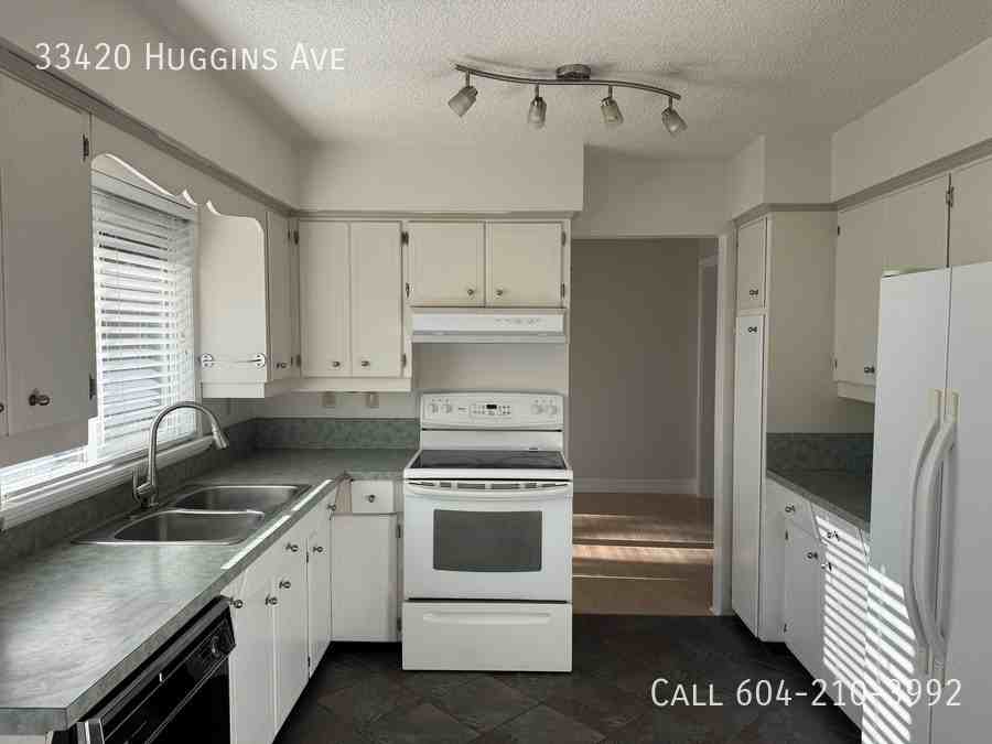 33420 Huggins Ave - Photo 3 of 22