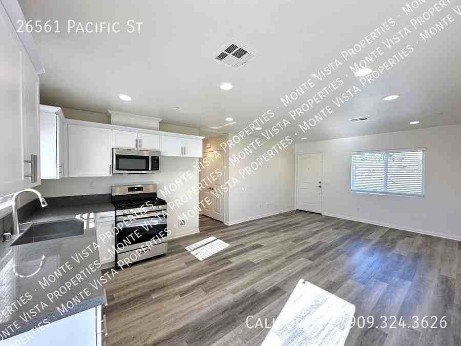 26561 Pacific St - Photo 2 of 7