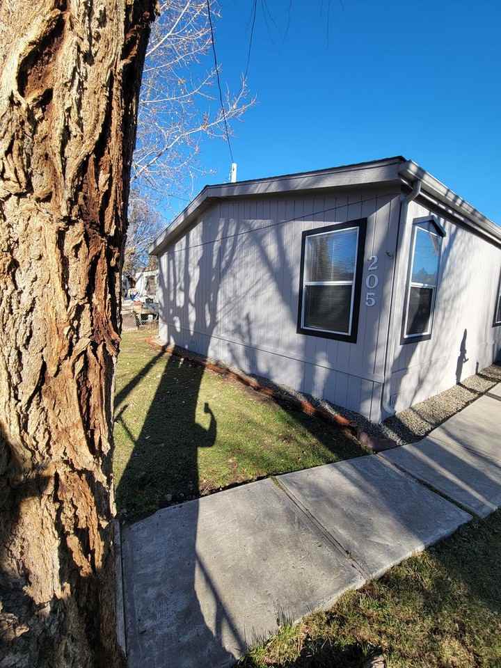 205 S Adin St - Photo 2 of 20