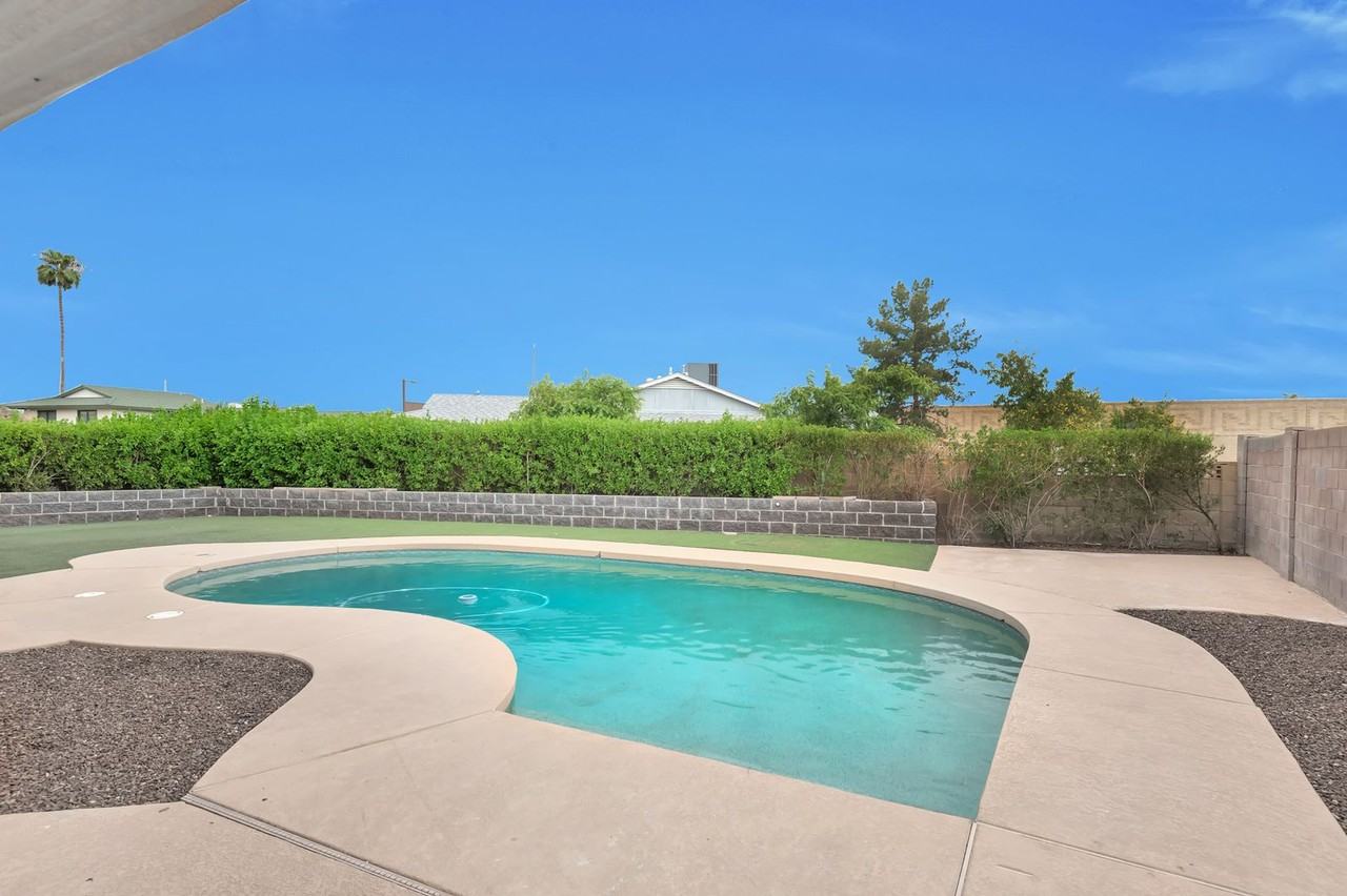 3922 S Alder Dr - Photo 5 of 33