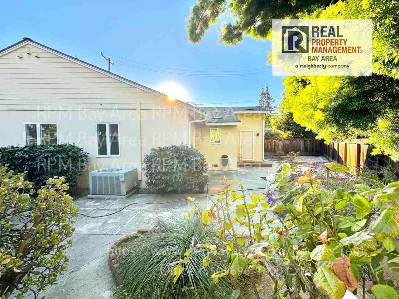 1087 Embarcadero Rd - Photo 5 of 20