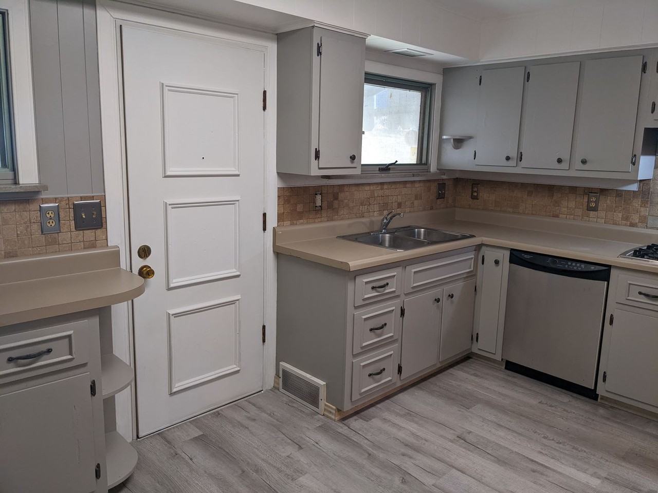 204 Whittier St - Photo 2 of 17