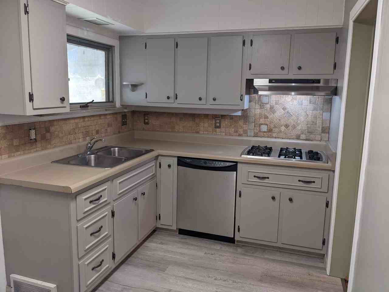 204 Whittier St - Photo 3 of 17