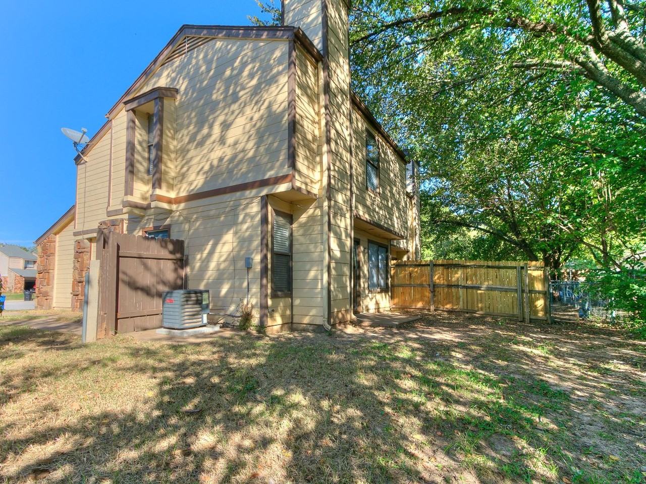 1109 W Fulton St - Photo 2 of 32