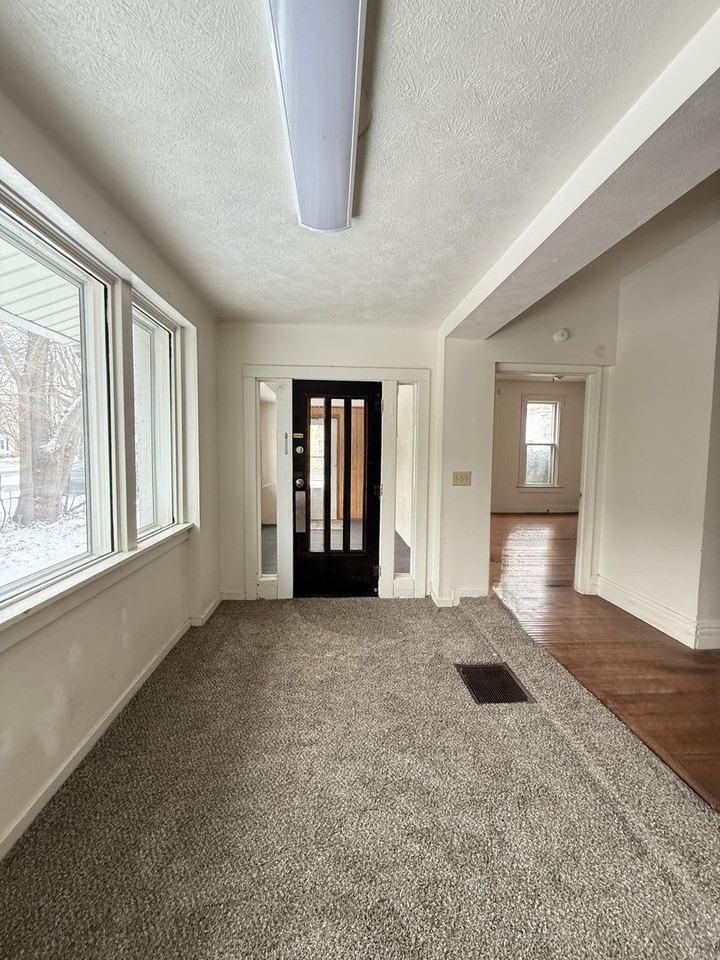 1707 Meharry St - Photo 3 of 17
