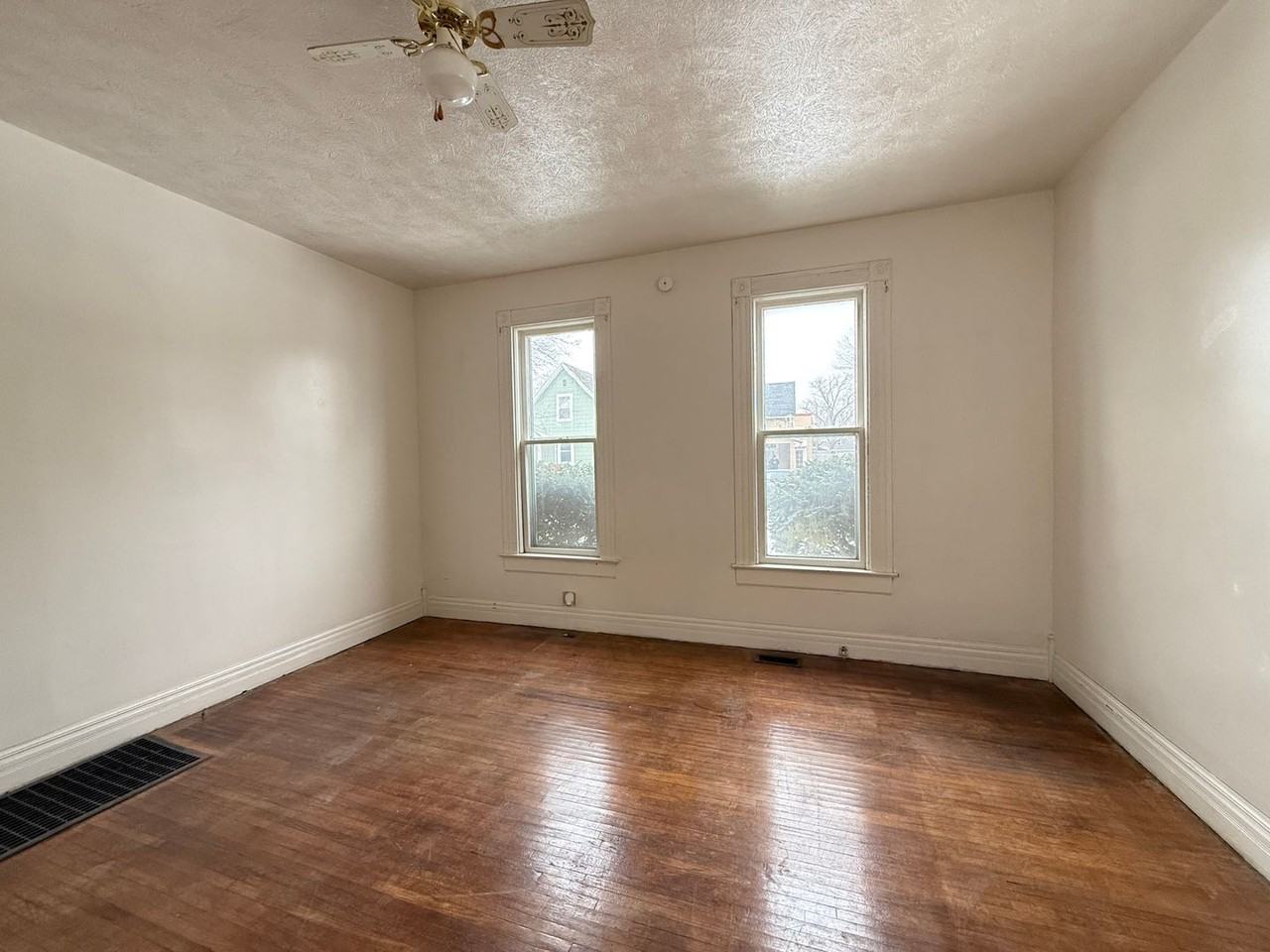 1707 Meharry St - Photo 4 of 17