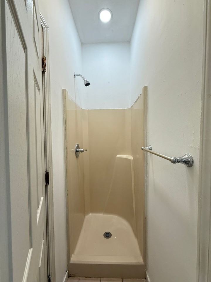 1707 Meharry St - Photo 6 of 17