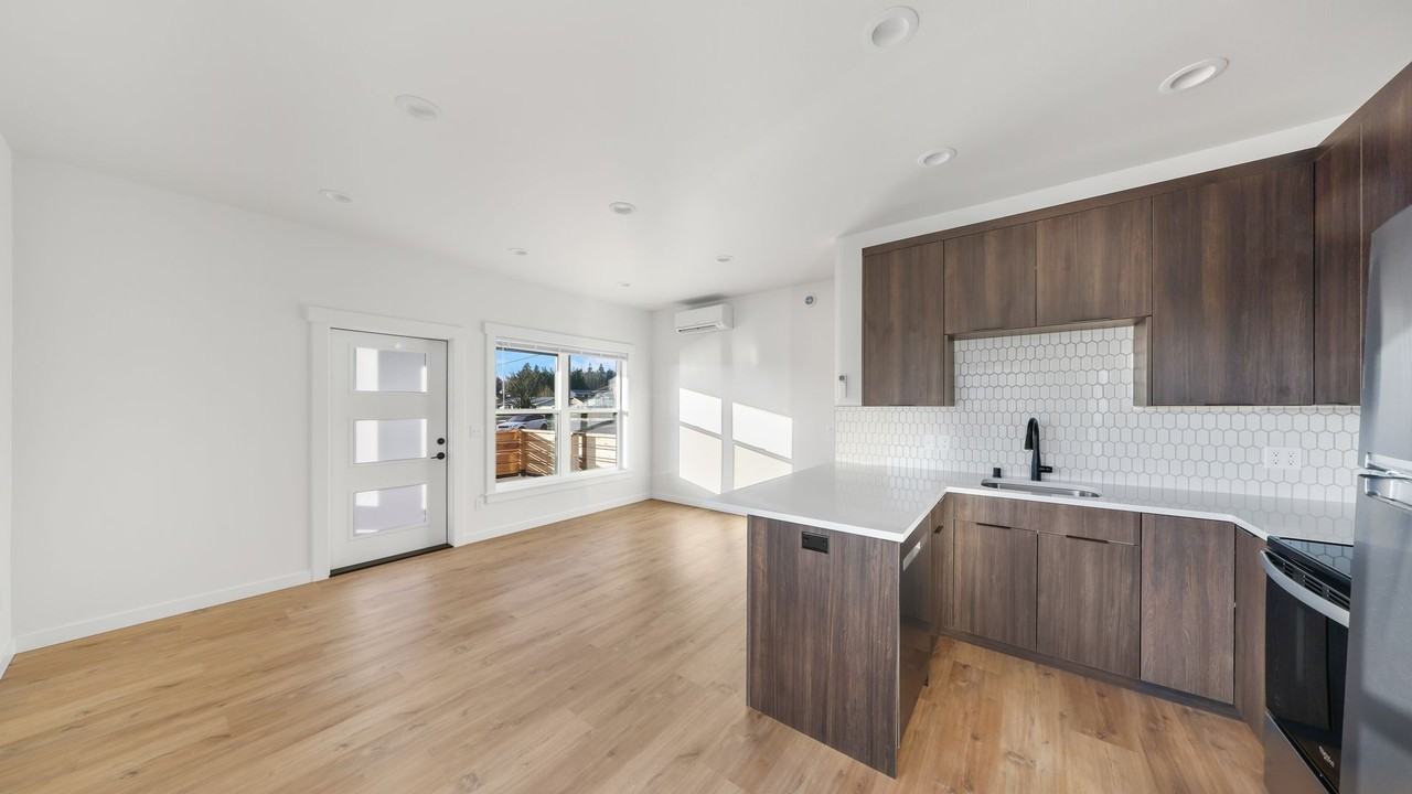 2126 32nd St - Photo 2 of 12