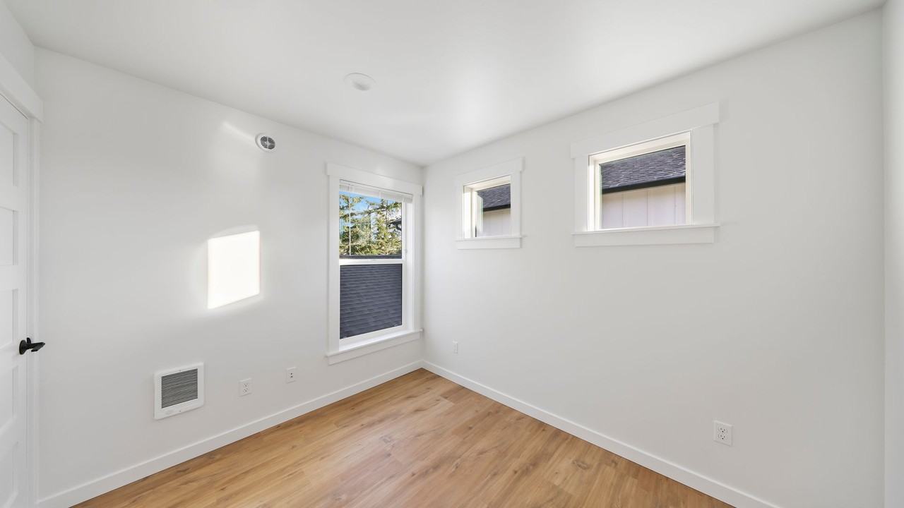 2126 32nd St - Photo 7 of 12