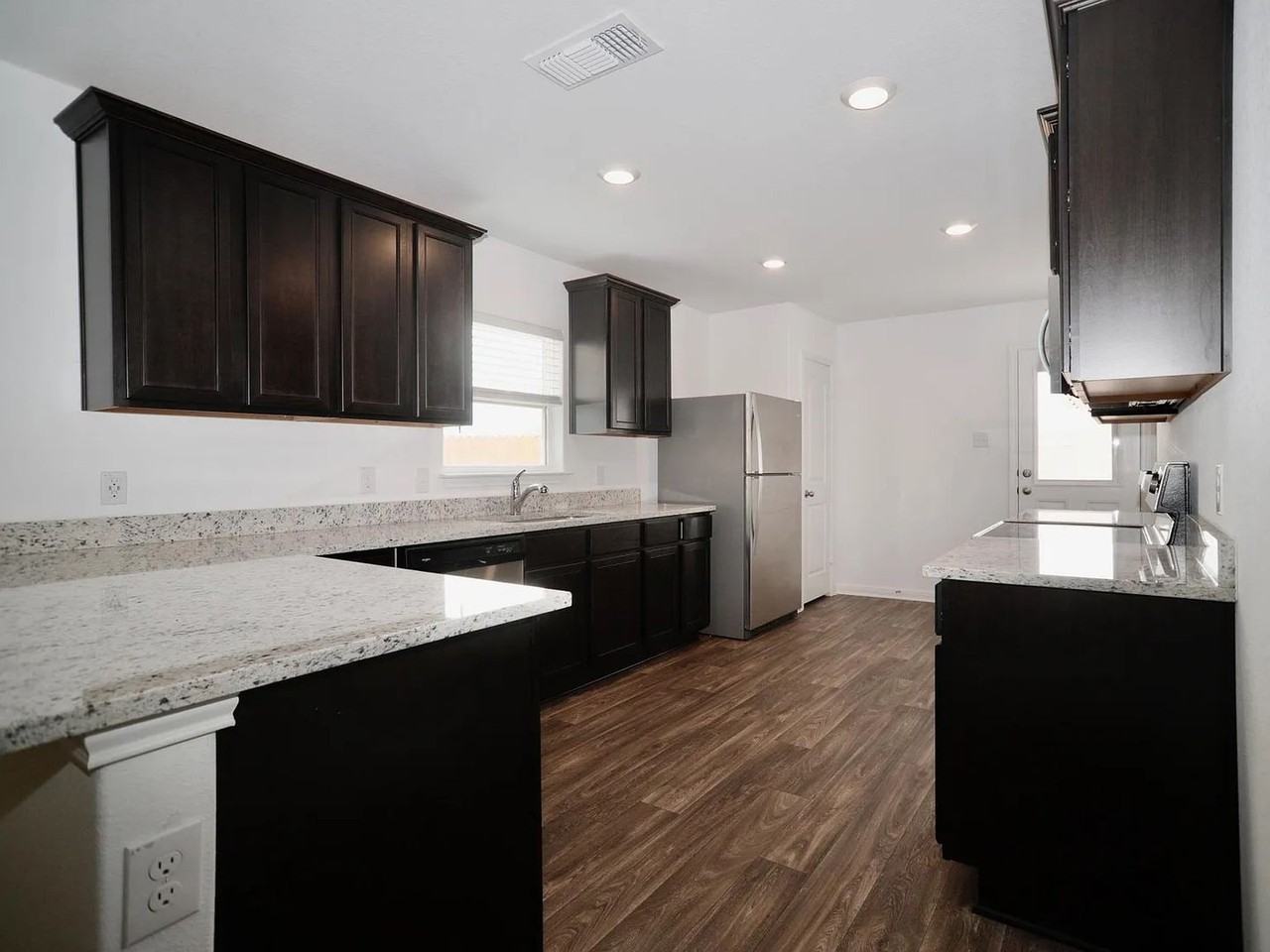 136 Maywood Ln - Photo 4 of 24