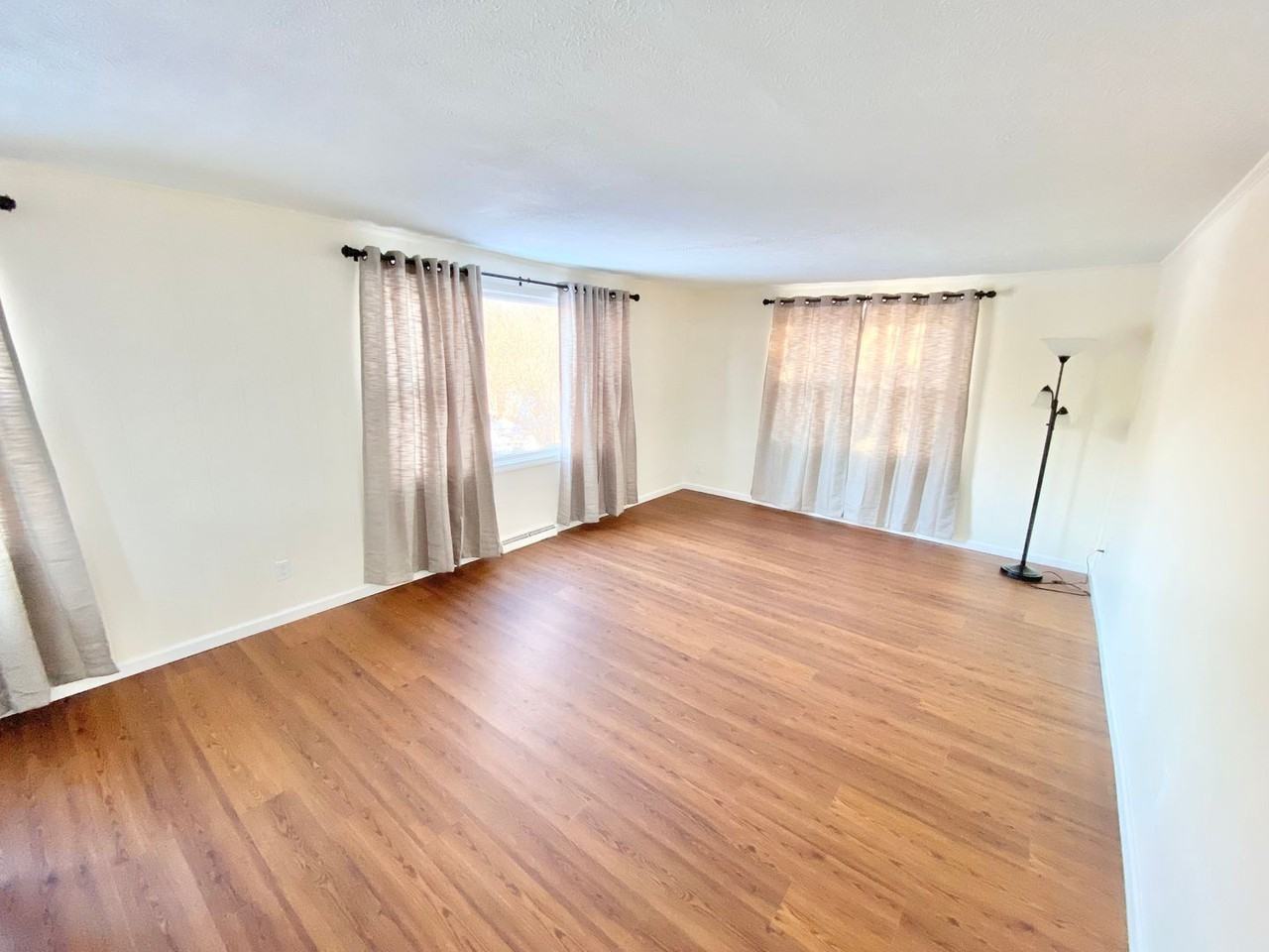 747 Essex Rd - Photo 3 of 19