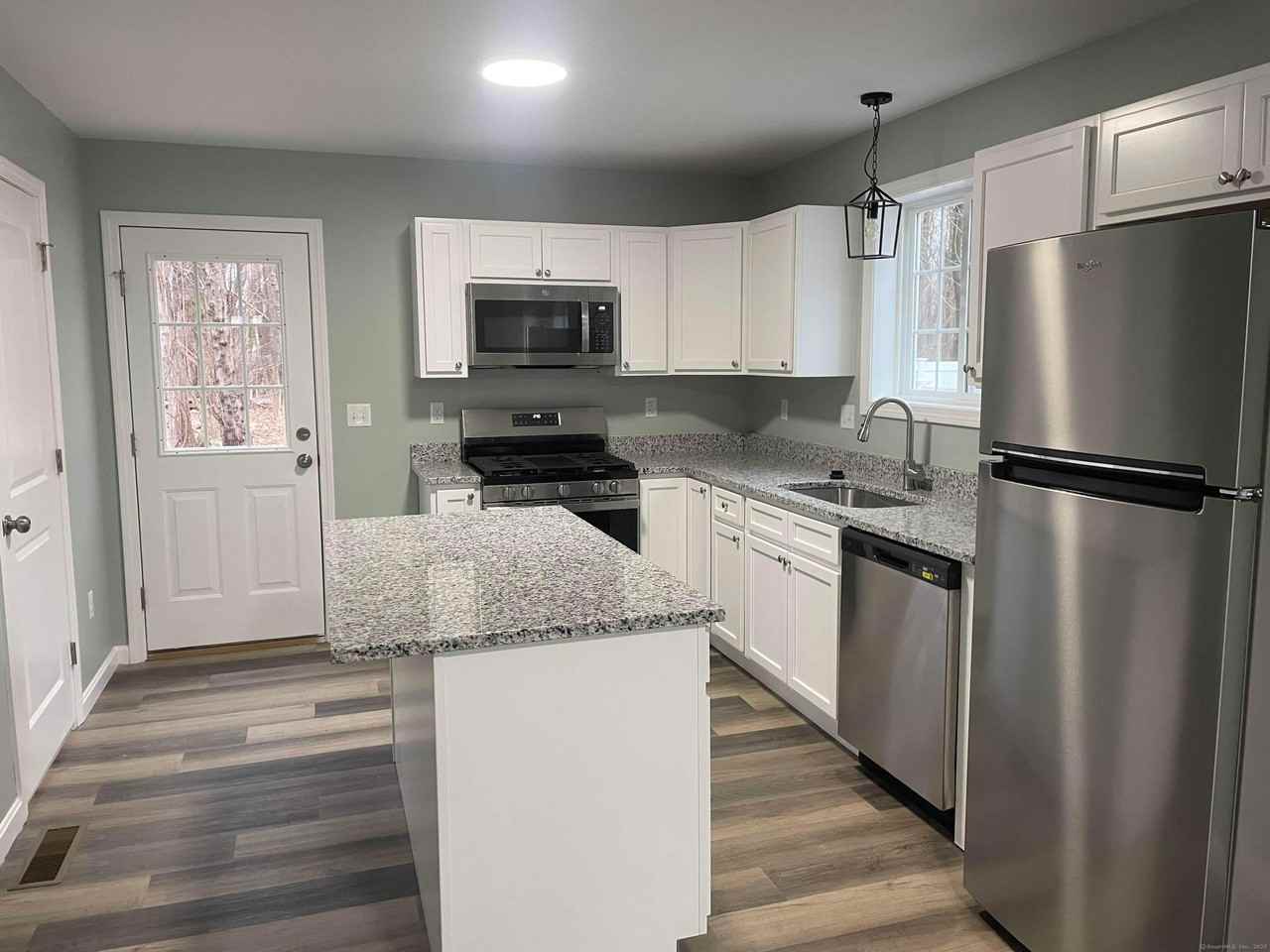 82 Park Ave - Photo 3 of 9