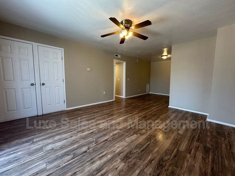 6032 Nw Expressway #D - Photo 2 of 22