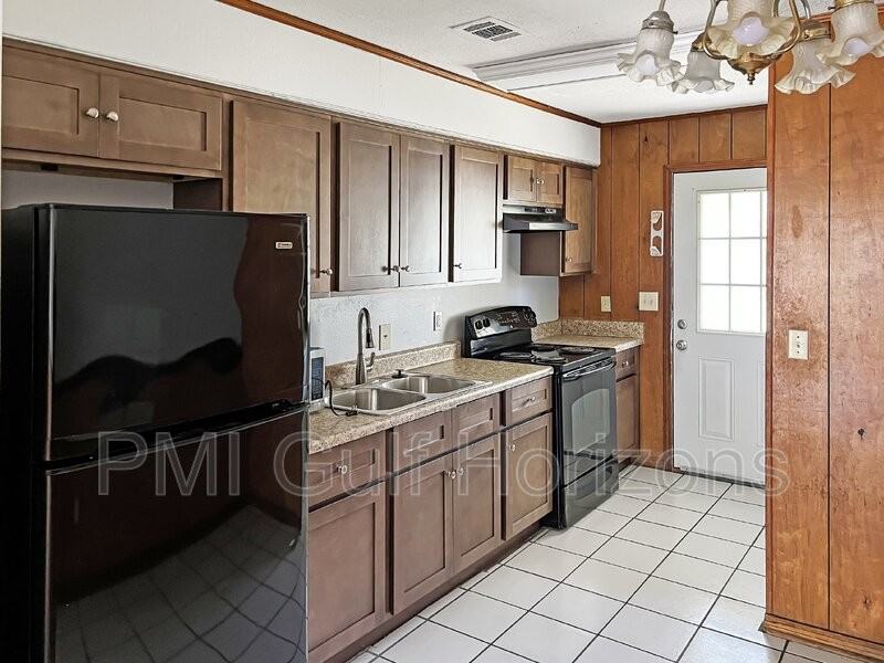 923 Bremen Ave #B - Photo 4 of 11