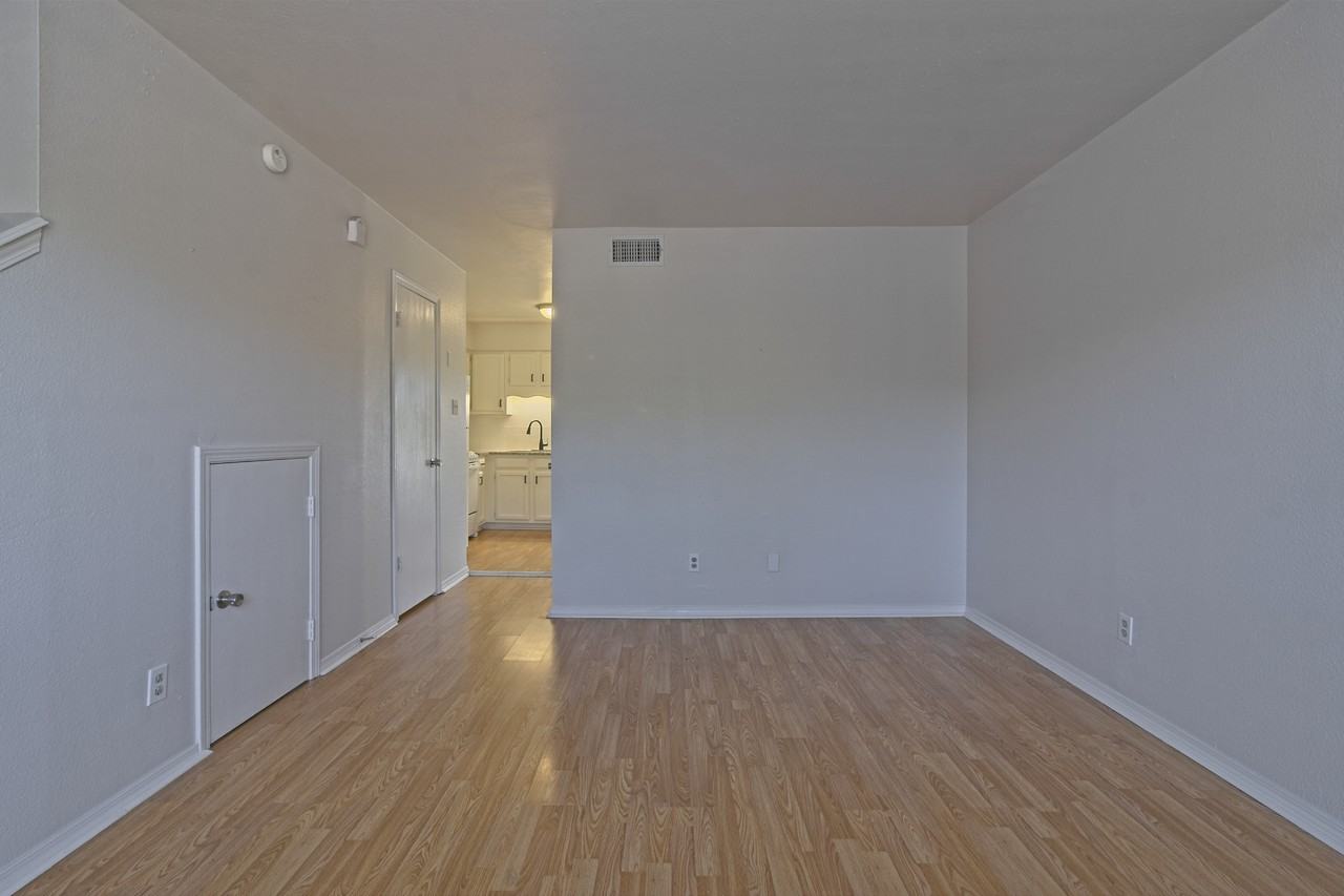 3004 Whisper Oaks Ln #D - Photo 7 of 28