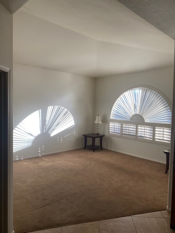 690 N Alder Dr - Photo 3 of 18